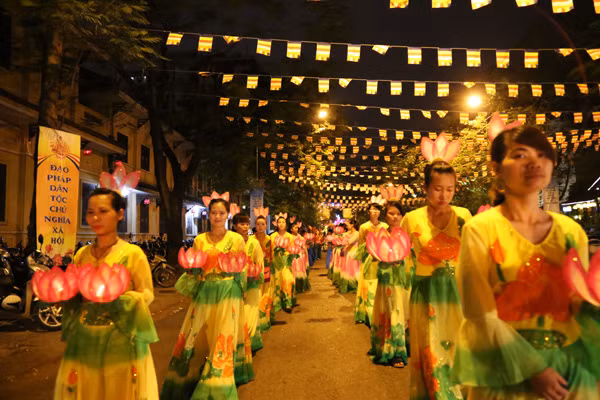 Cung rước xá lợi Phật chào mừng Phật đản 2015 ảnh 12