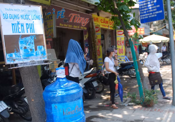 Người Hà Nội vật vã chống chọi cái nắng thiêu đốt ảnh 21