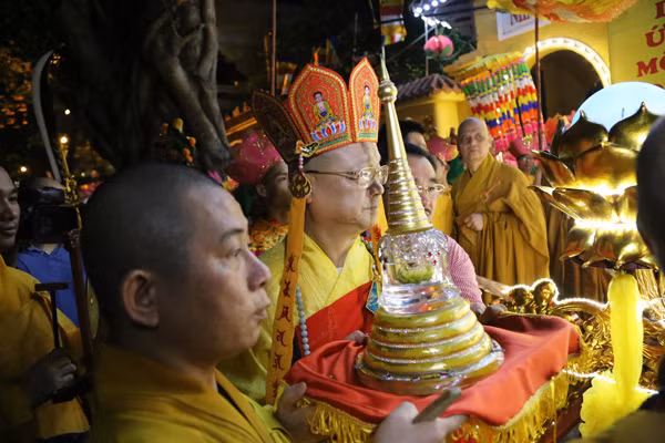 Cung rước xá lợi Phật chào mừng Phật đản 2015 ảnh 9