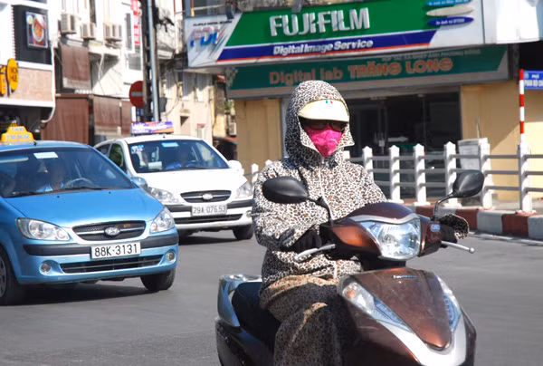 Người Hà Nội vật vã chống chọi cái nắng thiêu đốt ảnh 4