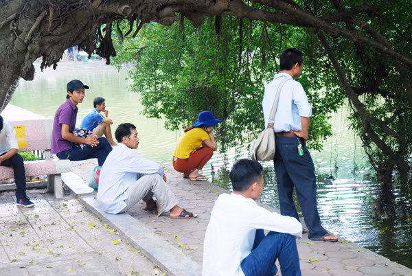Người Hà Nội vật vã chống chọi cái nắng thiêu đốt ảnh 11