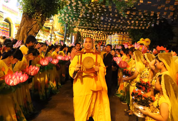 Cung rước xá lợi Phật chào mừng Phật đản 2015 ảnh 10