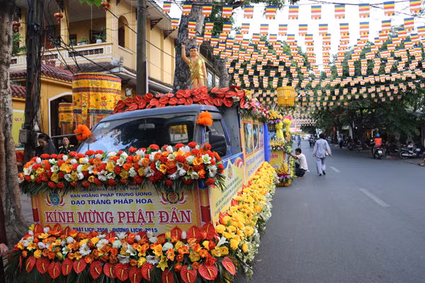 Cung rước xá lợi Phật chào mừng Phật đản 2015 ảnh 3