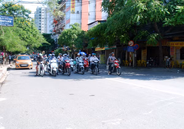 Người Hà Nội vật vã chống chọi cái nắng thiêu đốt ảnh 3