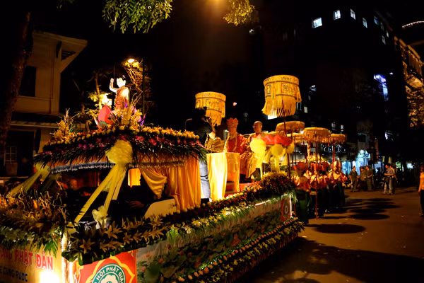 Cung rước xá lợi Phật chào mừng Phật đản 2015 ảnh 11
