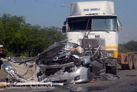 Xe container đâm bẹp dúm xe con, 5 người tử vong ảnh 4