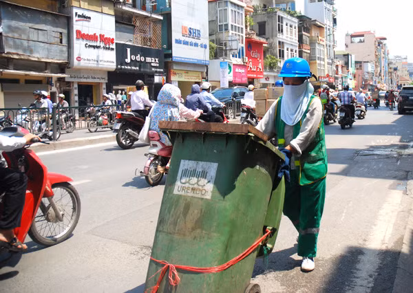 Người Hà Nội vật vã chống chọi cái nắng thiêu đốt ảnh 17