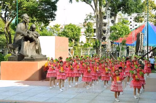 Cung thỉnh tượng Bác Hồ với thiếu nhi về Nhà thiếu nhi TP.HCM ảnh 1