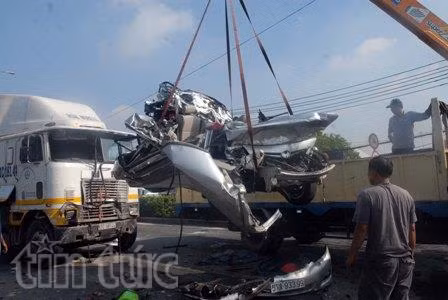 Xe container đâm bẹp dúm xe con, 5 người tử vong ảnh 1