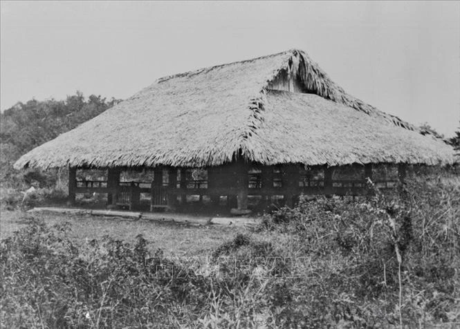 Trong ảnh: Đình Tân Trào (Tuyên Quang), nơi Chủ tịch Hồ Chí Minh triệu tập và chủ trì quốc dân Đại hội (16/8/1945) quyết định Tổng khởi nghĩa. Ảnh: TTXVN Chú thích ảnh