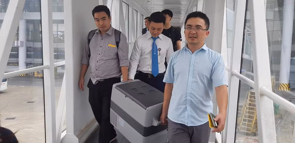 Với những ca hiến tạng xuyên Việt, tạng sau khi lấy được bảo quản trong thiết bị chuyên dụng và vận chuyển bằng đường hàng không.