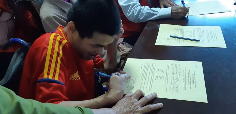 Chàng trai tật nguyền Chu Văn Hưng tự tay ký vào lá đơn xin hiến tạng.