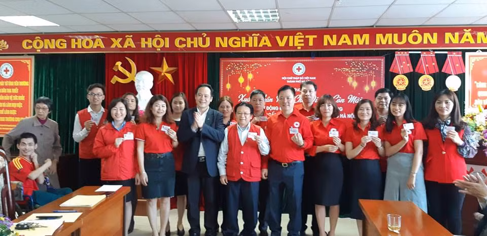 Ông Nguyễn Hoàng Phúc, Phó giám đốc Trung tâm Điều phối ghép tạng Quốc gia trao thẻ cho những người đăng ký hiến tạng.