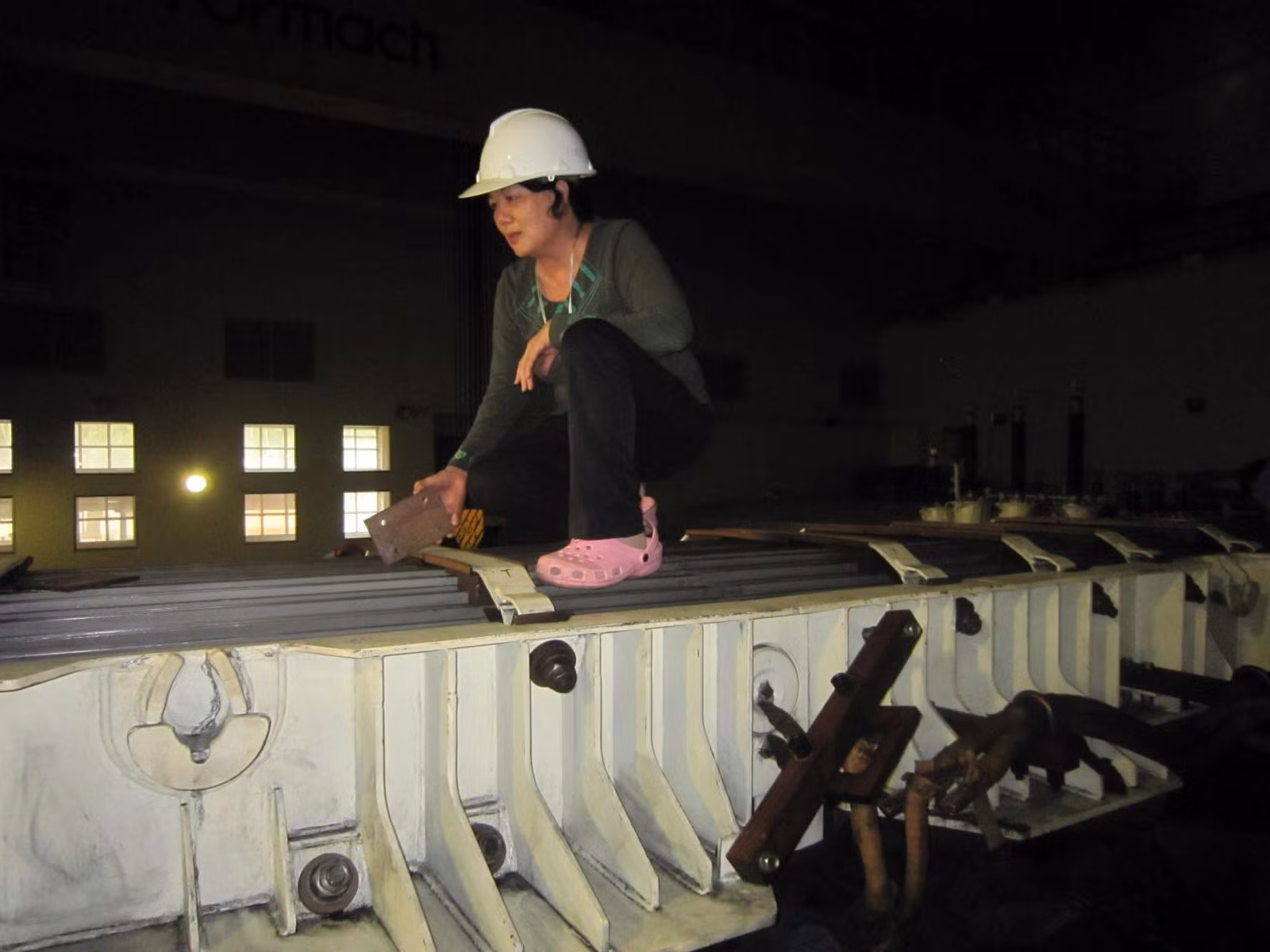 Có những ngày bà phải làm việc suốt đêm trong nhà máy.