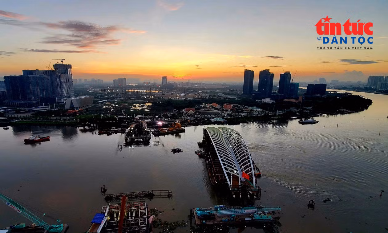 TP Hồ Chí Minh: Đưa nhịp chính cầu đi bộ qua sông Sài Gòn vào vị trí hợp long.