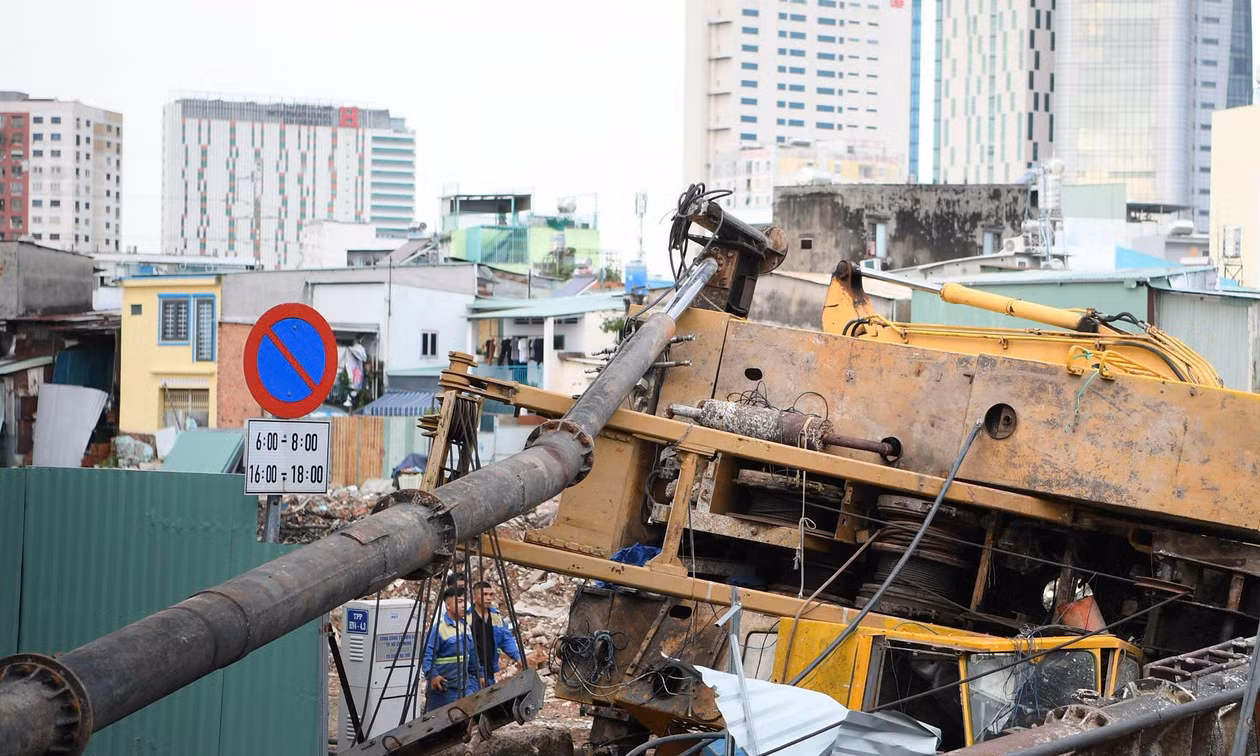 Máy thi công dự án rạch Xuyên Tâm đổ, giao thông tạm thời bị ảnh hưởng.