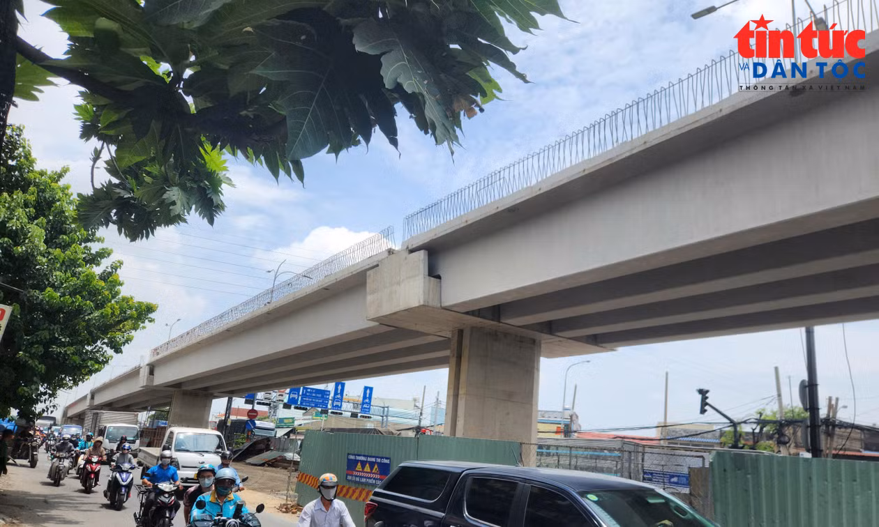CSGT TP Hồ Chí Minh tăng cường bảo đảm giao thông tại nút giao Ngã tư Đình.