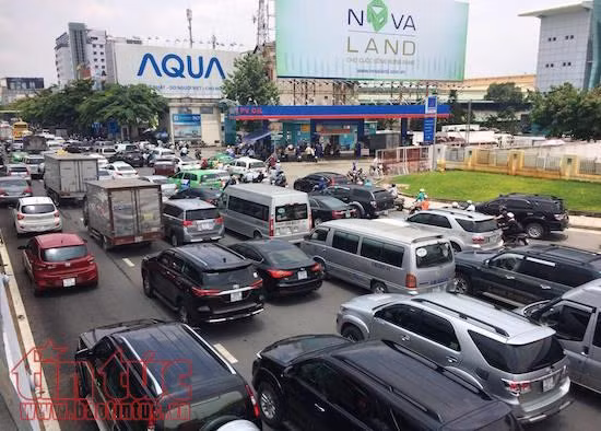 Lại kẹt xe nghiêm trọng các tuyến đường vào sân bay Tân Sơn Nhất ảnh 3