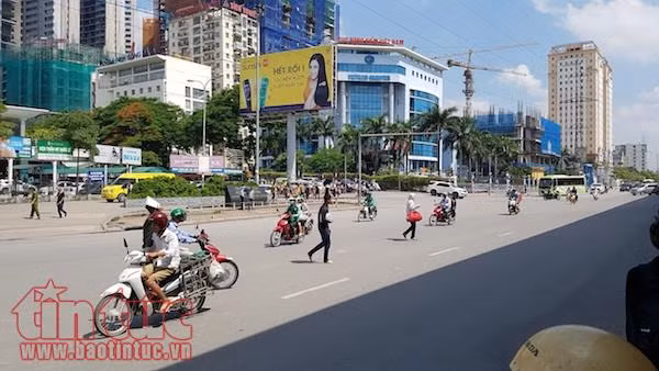 Bị người đi bộ 'lãng quên', hầm đi bộ thành nơi tập thể dục, tránh nắng ảnh 7