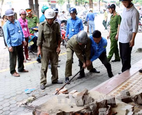 Thủ tướng chỉ thị lập lại trật tự hành lang an toàn đường bộ, đường sắt ảnh 2