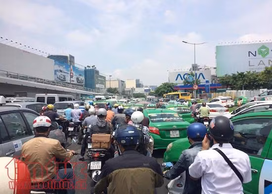 Lại kẹt xe nghiêm trọng các tuyến đường vào sân bay Tân Sơn Nhất ảnh 7