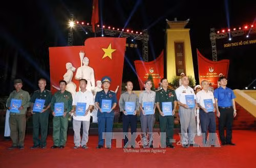 Lễ dâng hương, thắp nến tri ân các anh hùng liệt sĩ tại Nghĩa trang Mai Dịch ảnh 7