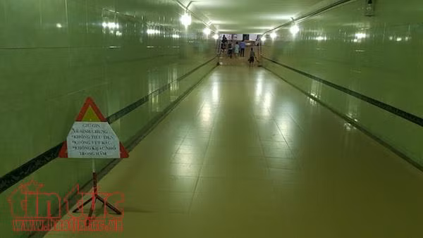Bị người đi bộ 'lãng quên', hầm đi bộ thành nơi tập thể dục, tránh nắng ảnh 3