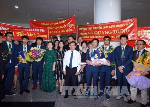 Đón đội tuyển Olympic Toán quốc tế thắng lợi trở về ảnh 5