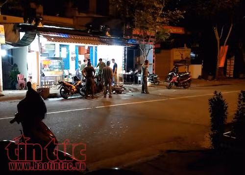 Hai nhóm lao vào hỗn chiến, một người gục tại chỗ ảnh 1