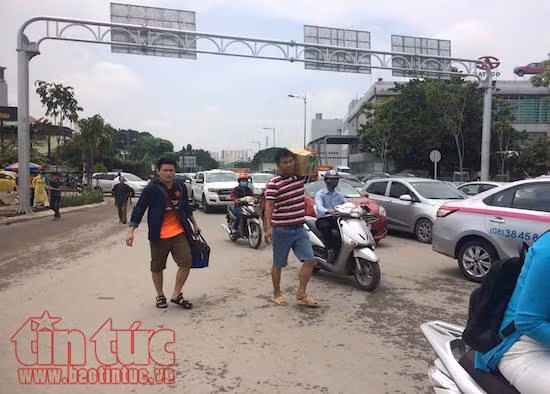 Lại kẹt xe nghiêm trọng các tuyến đường vào sân bay Tân Sơn Nhất ảnh 10