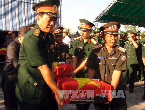Đưa đồng đội về với đất mẹ ảnh 1