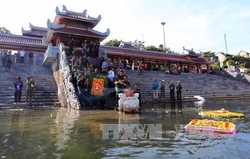 Đại tướng Ngô Xuân Lịch dâng hương, tri ân các anh hùng liệt sỹ ảnh 3