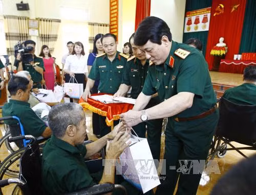 Thượng tướng Lương Cường tặng quà Trung tâm Điều dưỡng người có công tỉnh Phú Thọ ảnh 2