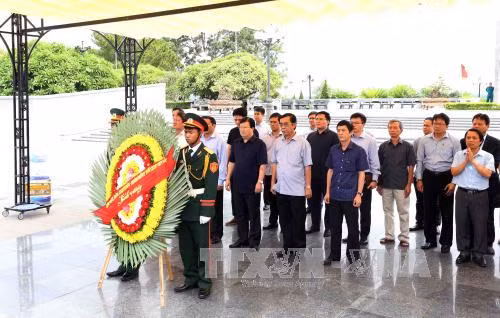 Phó Thủ tướng Trịnh Đình Dũng dâng hương tại các Nghĩa trang Liệt sĩ ở Quảng Trị ảnh 1