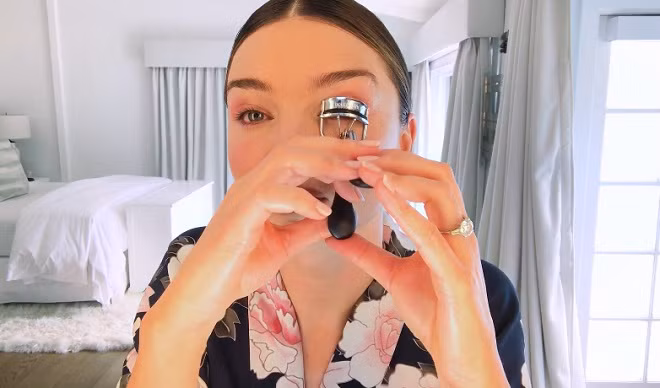 'Thiên thần' Miranda Kerr hướng dẫn tự trang điểm cho đám cưới ảnh 3