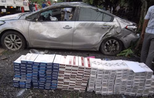 Xe chở lậu gần 5.000 bao thuốc lá gây tai nạn ảnh 1