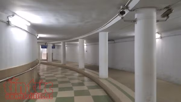 Bị người đi bộ 'lãng quên', hầm đi bộ thành nơi tập thể dục, tránh nắng ảnh 1