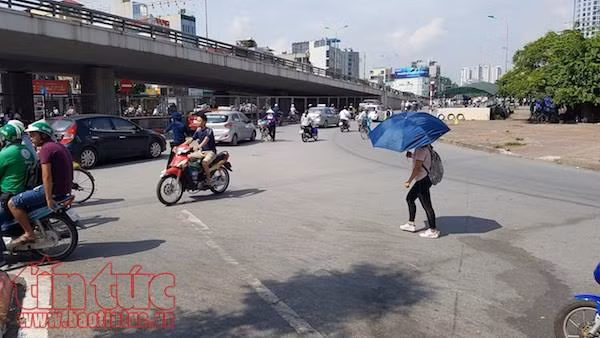 Bị người đi bộ 'lãng quên', hầm đi bộ thành nơi tập thể dục, tránh nắng ảnh 8