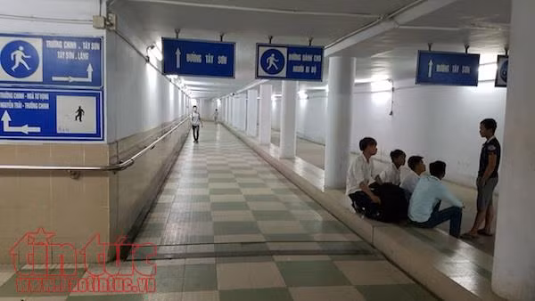 Bị người đi bộ 'lãng quên', hầm đi bộ thành nơi tập thể dục, tránh nắng ảnh 4