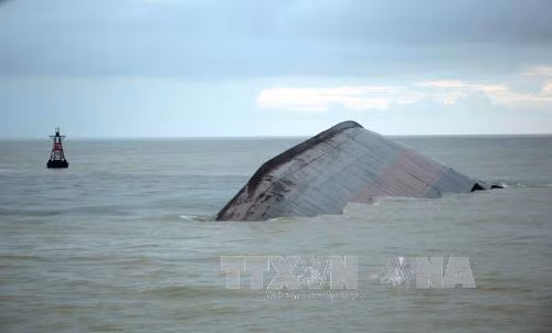 Thợ lặn tiếp cận tàu chìm tại Nghệ An, phát hiện thi thể 1 thuyền viên ảnh 1