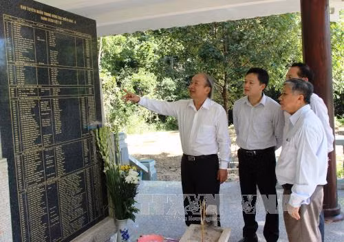 Tưởng niệm các Anh hùng liệt sỹ tại Bia truyền thống Ban Tuyên huấn Trung ương Cục miền Nam ảnh 1