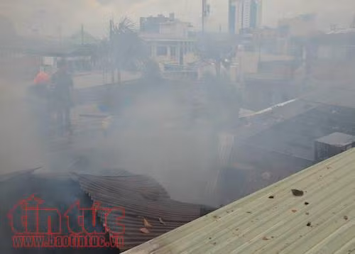 TP Hồ Chí Minh: Cháy dữ dội nhà dân trên đường Lê Văn Sỹ ảnh 1