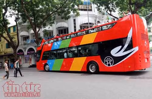 Yêu cầu tạm thời chưa cấp phép cho xe 2 tầng chở khách du lịch ảnh 1