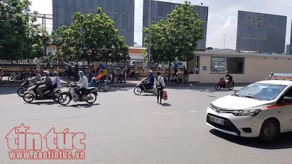 Bị người đi bộ 'lãng quên', hầm đi bộ thành nơi tập thể dục, tránh nắng ảnh 6