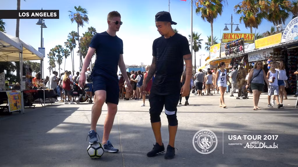 Sao nhà Manchester City bất ngờ dùng kỹ thuật xỏ háng trêu ghẹo người dân Los Angeles ảnh 1