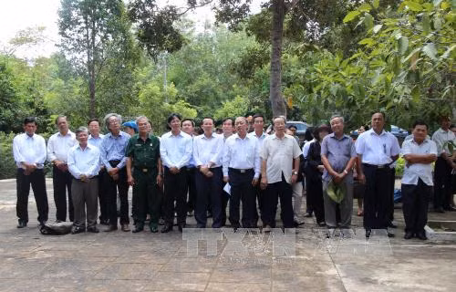 Tưởng niệm các Anh hùng liệt sỹ tại Bia truyền thống Ban Tuyên huấn Trung ương Cục miền Nam ảnh 2