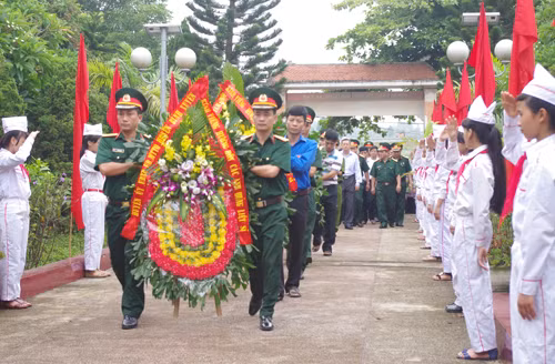 Sư đoàn 304 tổ chức đền ơn đáp nghĩa, tri ân các anh hùng liệt sỹ ảnh 1
