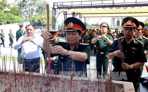 Đại tướng Ngô Xuân Lịch dâng hương, tri ân các anh hùng liệt sỹ ảnh 2