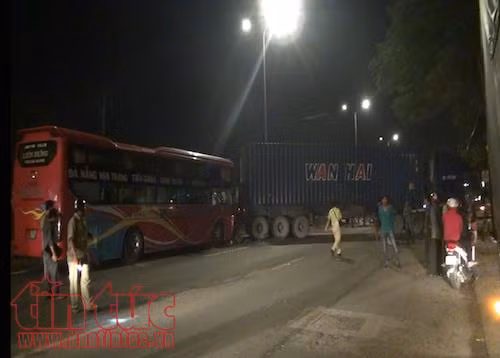 Xe khách lao đầu vào đuôi xe container, hành khách hoảng loạn ảnh 1