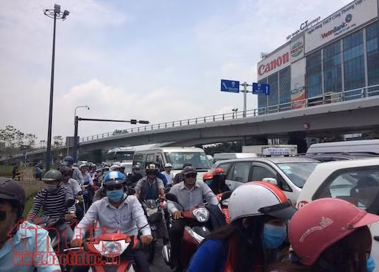 Lại kẹt xe nghiêm trọng các tuyến đường vào sân bay Tân Sơn Nhất ảnh 2